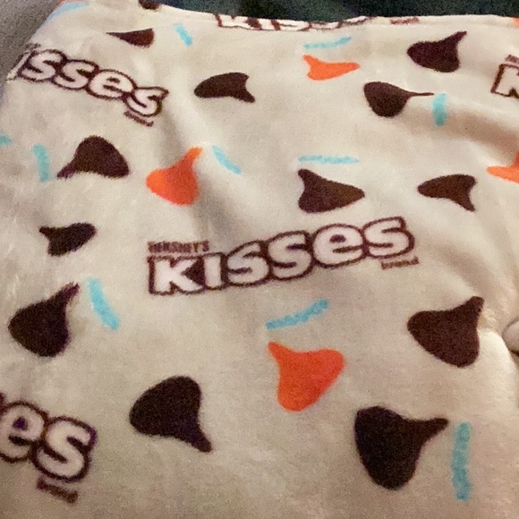 NWT Hershey Kisses Oversized Plush Throw 
Brand New With Tags 60”X 70” - Picture 7 of 8